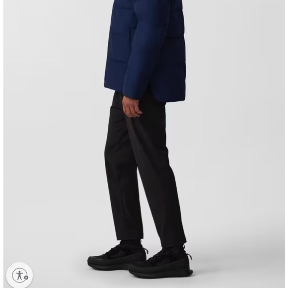 Mens Canada goose MacMillan parka 
Asking $700
Size med 
Like new - Picture 6 of 6